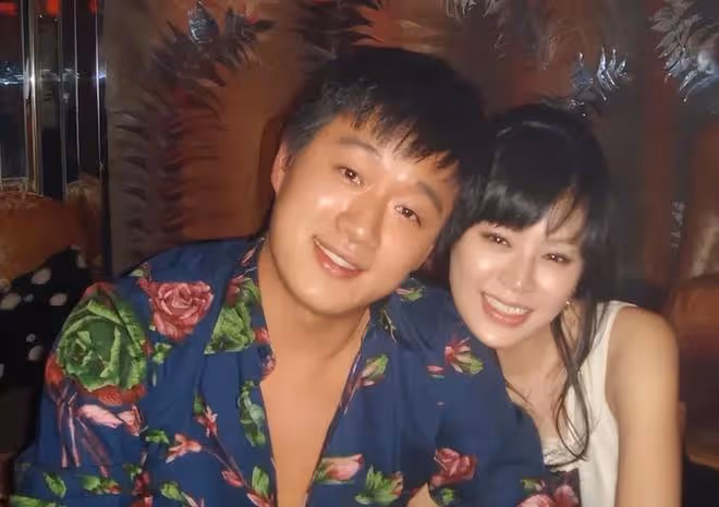 佟大為妻子帶三娃逛書店，大女兒比媽媽高半頭，被網友贊像王祖賢