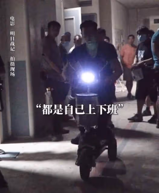 51歲古天樂騎電動車上下班，車前掛12元菜籃子，無助理保鏢太低調