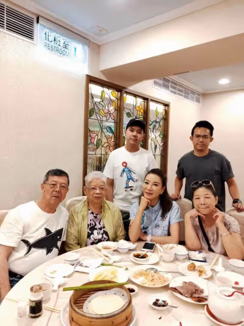 再苦也無怨!楊繡惠國中畢業「代阿西扛家計」拚四房寵爸媽,57歲砸千萬「新身份曝光」粉絲全喊話:你是最棒的