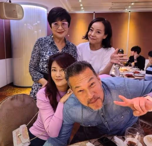 隔20多年《花系列》再相聚!「同學會大團聚」粉絲驚呼:一個比一個年輕,勾經典回憶感嘆:「朋友是老的好」