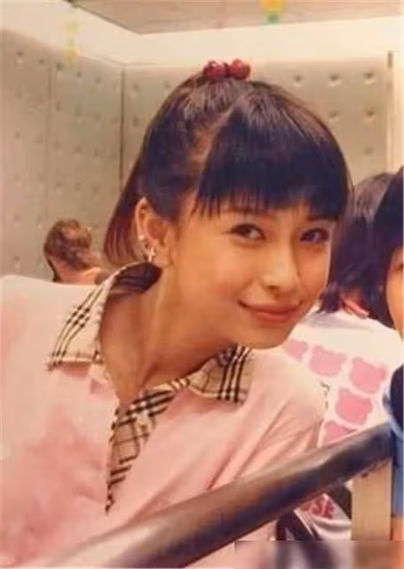 楊穎18歲長相標緻,迪麗熱巴18歲清新可人,鞠婧禕18歲成鄰家女孩,看到趙麗穎:馮紹峰絕對賺大了!