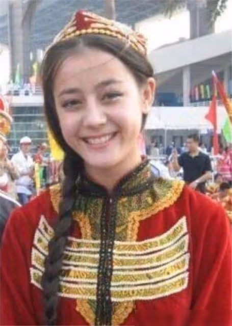 楊穎18歲長相標緻,迪麗熱巴18歲清新可人,鞠婧禕18歲成鄰家女孩,看到趙麗穎:馮紹峰絕對賺大了!