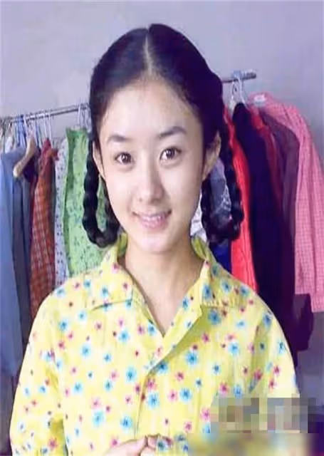 楊穎18歲長相標緻,迪麗熱巴18歲清新可人,鞠婧禕18歲成鄰家女孩,看到趙麗穎:馮紹峰絕對賺大了!