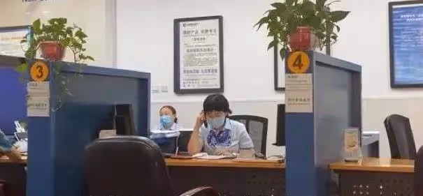 這是我一輩子心血啊!老人在銀行「15年存540萬」,兒子結婚想取出,銀行:你還倒欠60萬