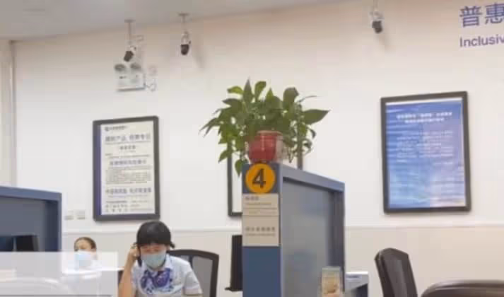 這是我一輩子心血啊!老人在銀行「15年存540萬」,兒子結婚想取出,銀行:你還倒欠60萬