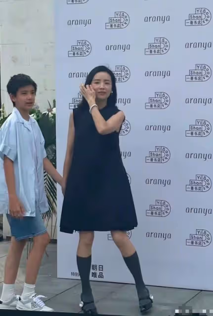 董潔帶兒子出席活動，潘粵明轉發內容相繼被罵，這場婚姻沒有勝者