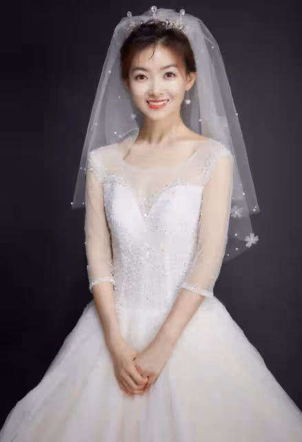 恭喜!36歲央視主持人官宣結婚,曬絕美婚紗照,身姿窈窕宛若少女