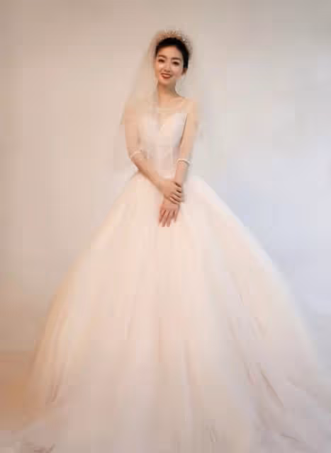 恭喜!36歲央視主持人官宣結婚,曬絕美婚紗照,身姿窈窕宛若少女