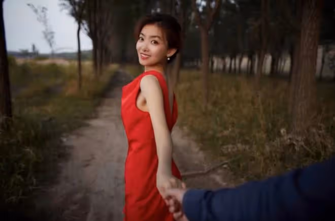 恭喜!36歲央視主持人官宣結婚,曬絕美婚紗照,身姿窈窕宛若少女