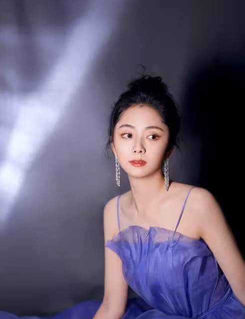 譚松韻太像洋娃娃了,身穿薰衣草抹胸裙唯美靈動,成全場最佳_禮服_身材矮小_臉蛋