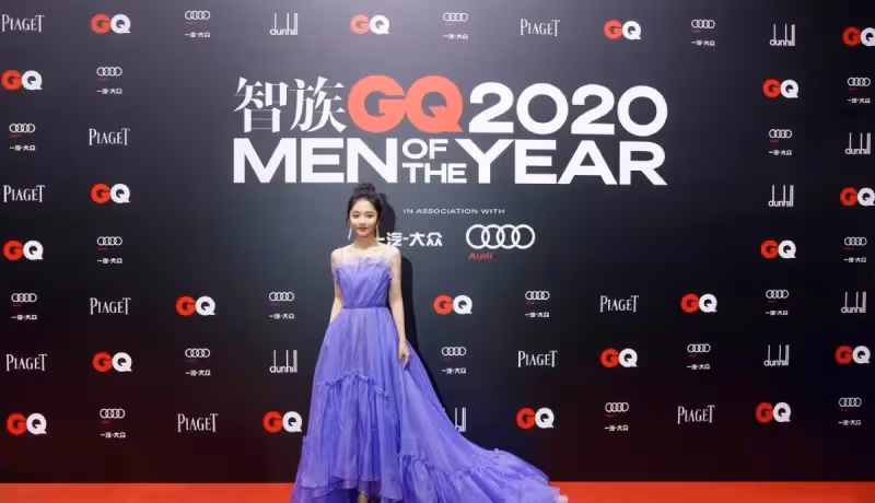 譚松韻太像洋娃娃了,身穿薰衣草抹胸裙唯美靈動,成全場最佳_禮服_身材矮小_臉蛋