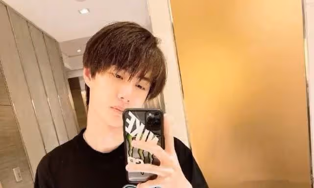 有種「養眼」叫王一博的證件照,尤其是穿上空少制服,帥翻了_美顏_網友_認可