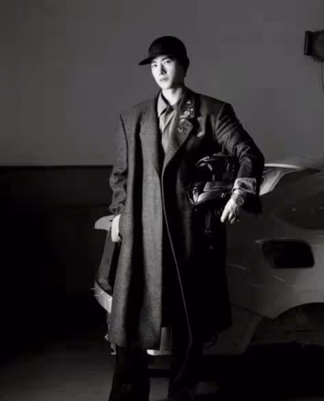 楊洋再登時尚先生封面,賽車照太瀟灑讓人心動,坦言於途就是自己_感覺_照片_酷帥