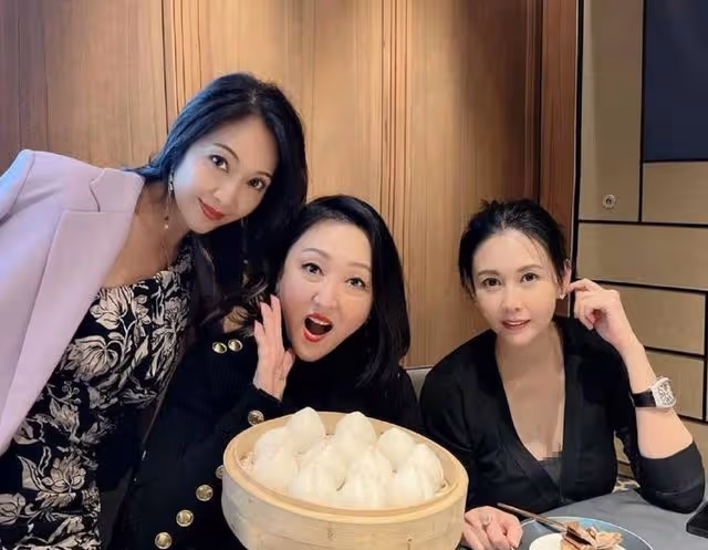 54歲邱淑貞曝近照 穿低胸上衣比女兒還俏麗