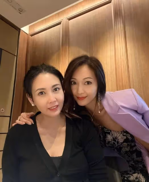 54歲邱淑貞曝近照 穿低胸上衣比女兒還俏麗