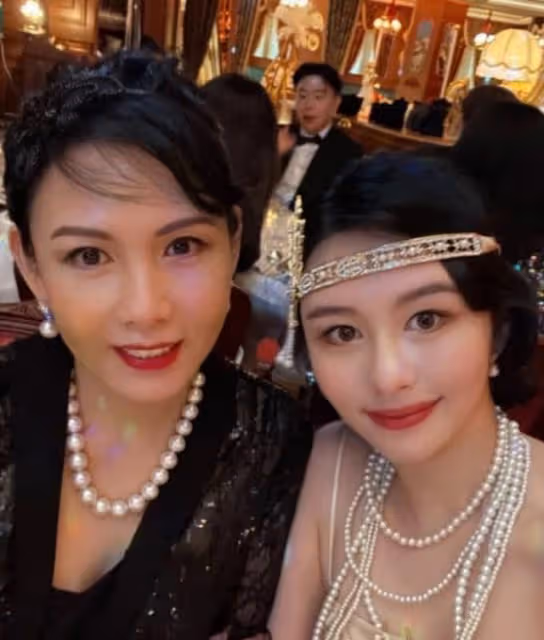 54歲邱淑貞曝近照 穿低胸上衣比女兒還俏麗