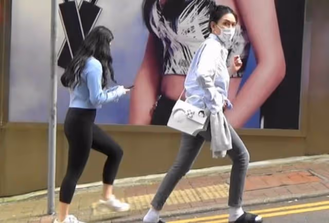 54歲邱淑貞曝近照 穿低胸上衣比女兒還俏麗