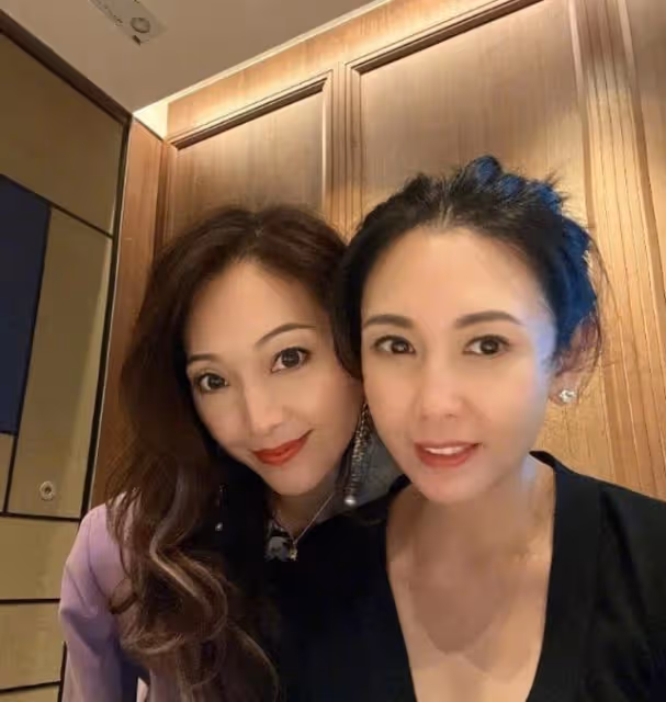 54歲邱淑貞曝近照 穿低胸上衣比女兒還俏麗