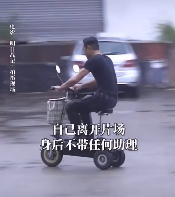 52歲古天樂近況被曝光 騎三輪電動車去片場拍戲
