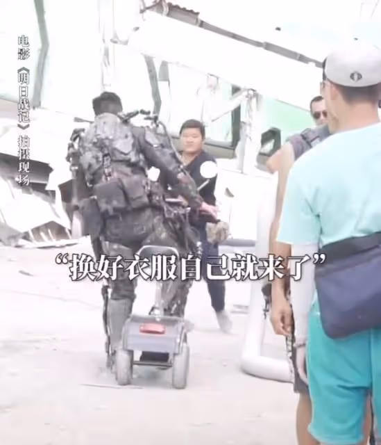 52歲古天樂近況被曝光 騎三輪電動車去片場拍戲