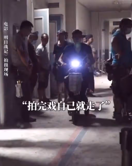 52歲古天樂近況被曝光 騎三輪電動車去片場拍戲