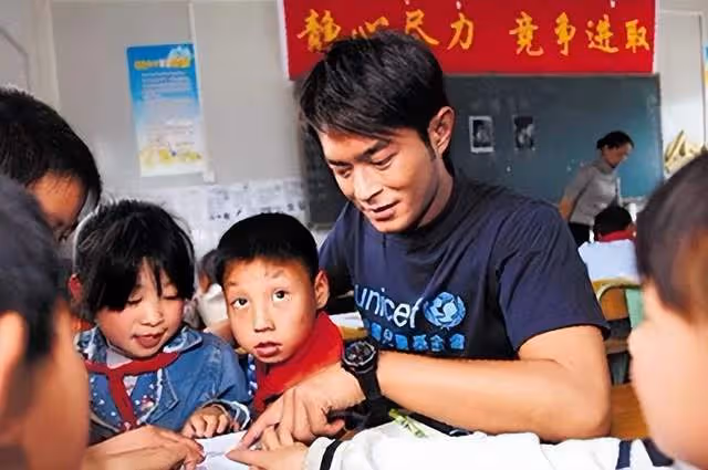 52歲古天樂近況被曝光 騎三輪電動車去片場拍戲