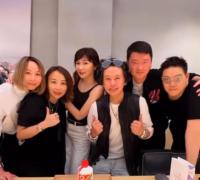 葉童攜老公參加富豪聚會 滿頭白髮變化大