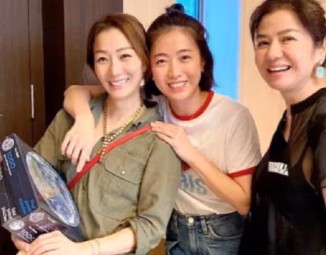 鍾楚紅現身木材廠 美人遲暮頭髮泛白身材發福