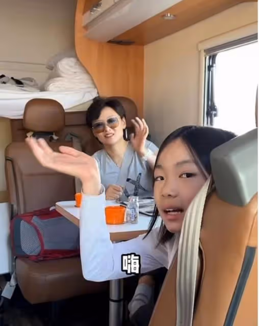央視女主播包3台豪華房車度假 網友酸了