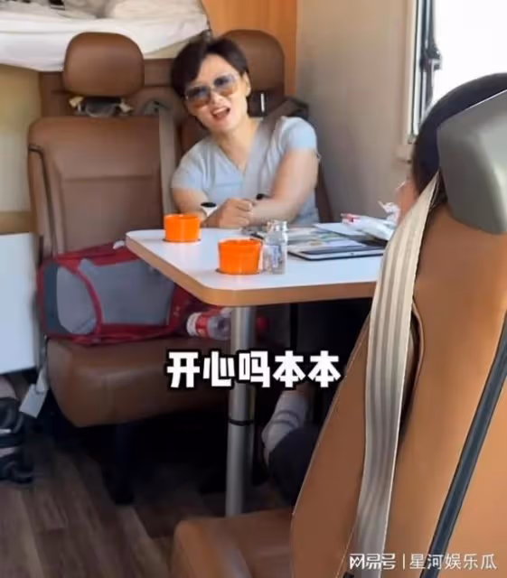 央視女主播包3台豪華房車度假 網友酸了