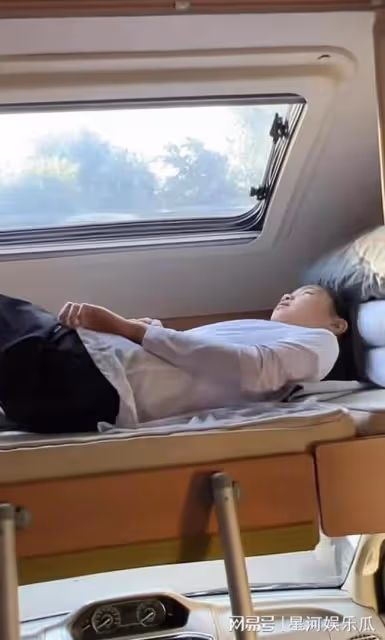 央視女主播包3台豪華房車度假 網友酸了