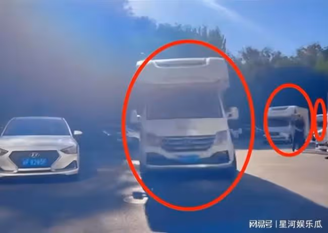 央視女主播包3台豪華房車度假 網友酸了