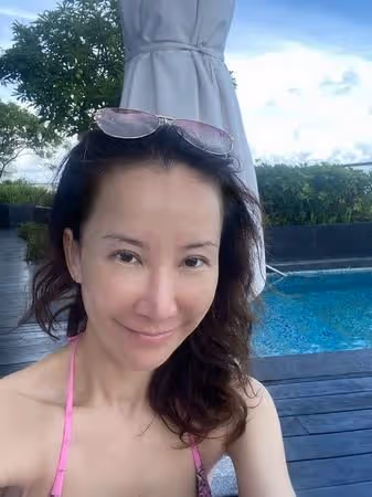 不甩酸民！李玟浴巾裹身曬火辣S曲線　加碼坦蕩曬素顏照