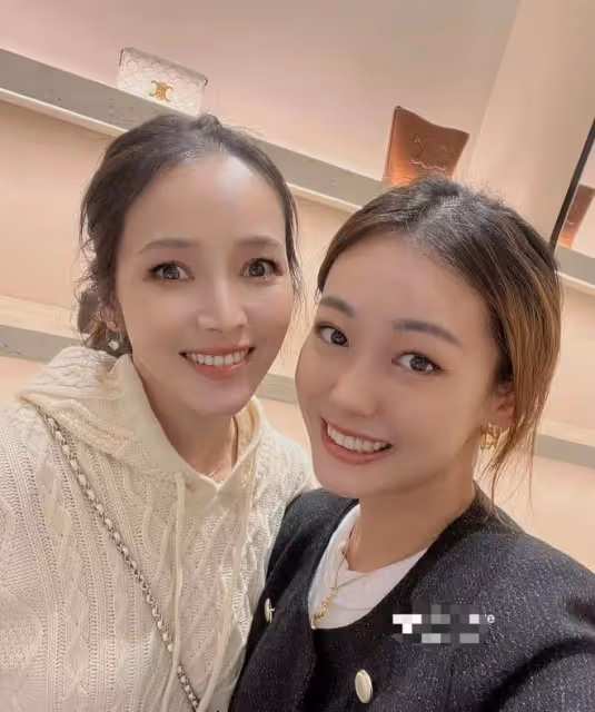 43歲侯佩岑被疑懷三胎!頭髮稀疏腹部突出,與周杰倫一家同在澳洲