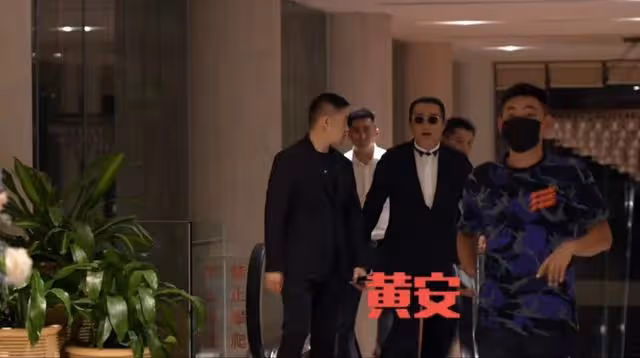 60歲愛國歌手黃安現身!三伏天仍賣力商演,四名保鏢開道人氣火爆