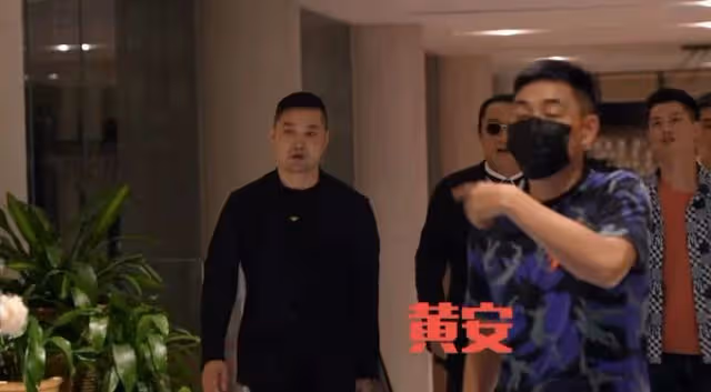 60歲愛國歌手黃安現身!三伏天仍賣力商演,四名保鏢開道人氣火爆