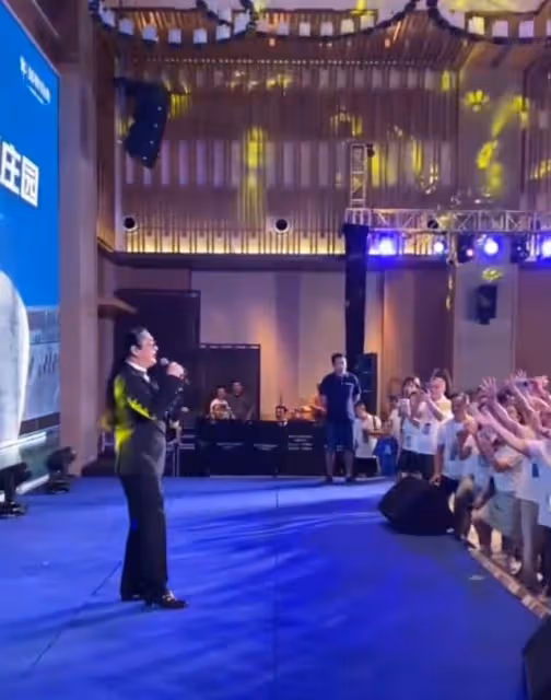 60歲愛國歌手黃安現身!三伏天仍賣力商演,四名保鏢開道人氣火爆