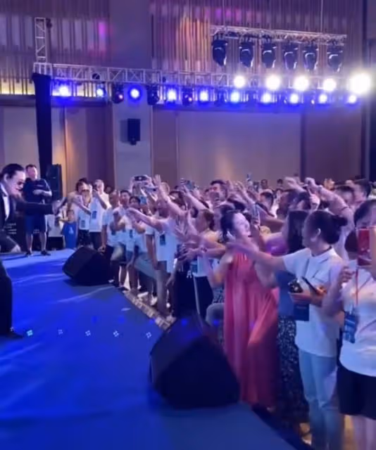 60歲愛國歌手黃安現身!三伏天仍賣力商演,四名保鏢開道人氣火爆