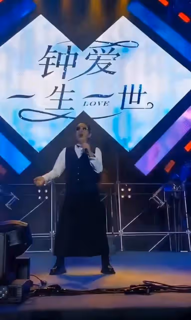 60歲愛國歌手黃安現身!三伏天仍賣力商演,四名保鏢開道人氣火爆