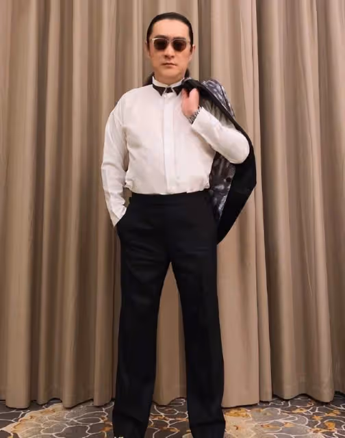 60歲愛國歌手黃安現身!三伏天仍賣力商演,四名保鏢開道人氣火爆
