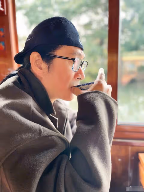 60歲愛國歌手黃安現身!三伏天仍賣力商演,四名保鏢開道人氣火爆