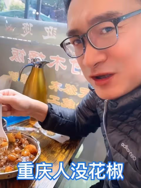 60歲愛國歌手黃安現身!三伏天仍賣力商演,四名保鏢開道人氣火爆