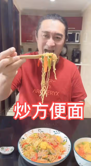 60歲愛國歌手黃安現身!三伏天仍賣力商演,四名保鏢開道人氣火爆