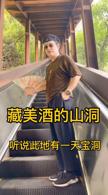 60歲愛國歌手黃安現身!三伏天仍賣力商演,四名保鏢開道人氣火爆
