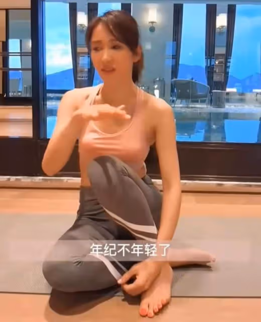 50歲黎姿分享健身視頻,穿緊身背心身材好,面部肌肉鬆弛略顯老態