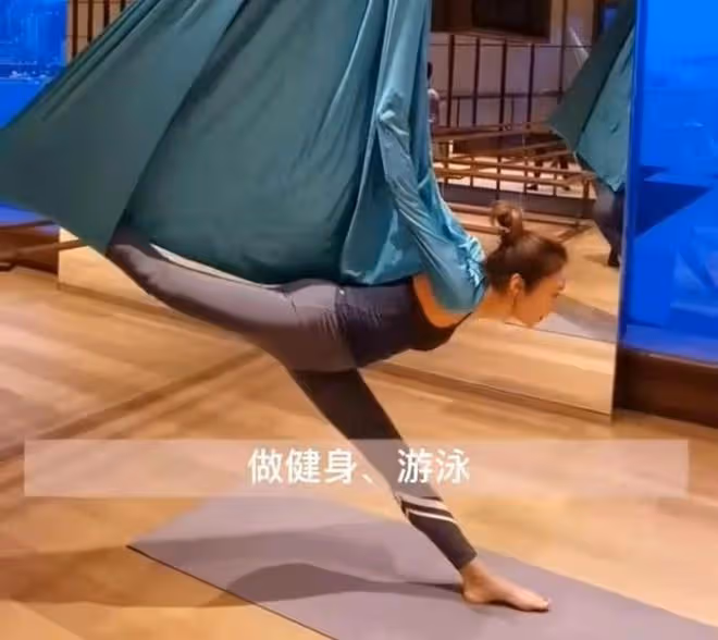 50歲黎姿分享健身視頻,穿緊身背心身材好,面部肌肉鬆弛略顯老態