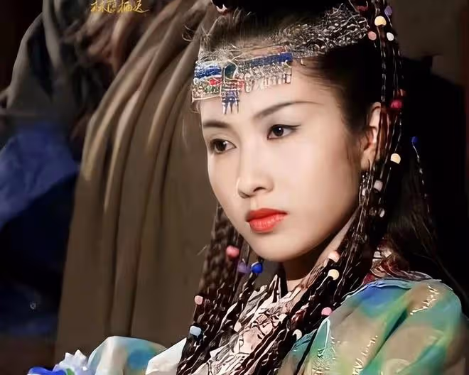 50歲黎姿分享健身視頻,穿緊身背心身材好,面部肌肉鬆弛略顯老態