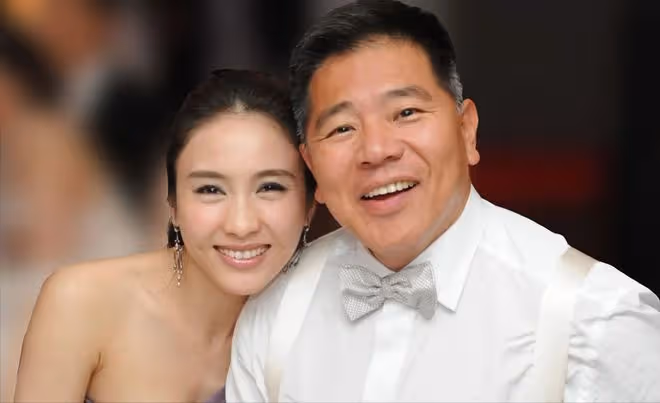 50歲黎姿分享健身視頻,穿緊身背心身材好,面部肌肉鬆弛略顯老態