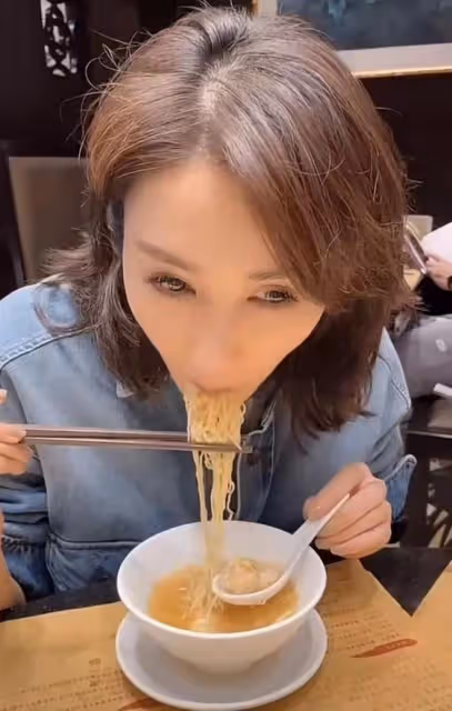 50歲黎姿分享健身視頻,穿緊身背心身材好,面部肌肉鬆弛略顯老態