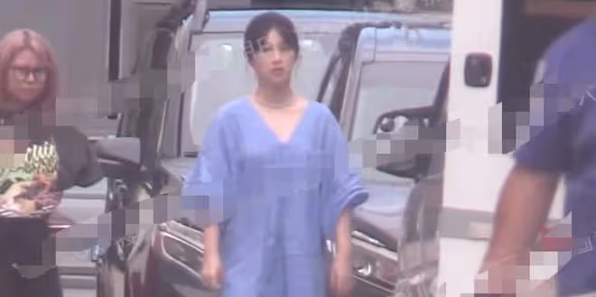 女神變大媽?朱珠產女10個月後身材仍未恢復,肩寬體胖媽媽臀搶眼
